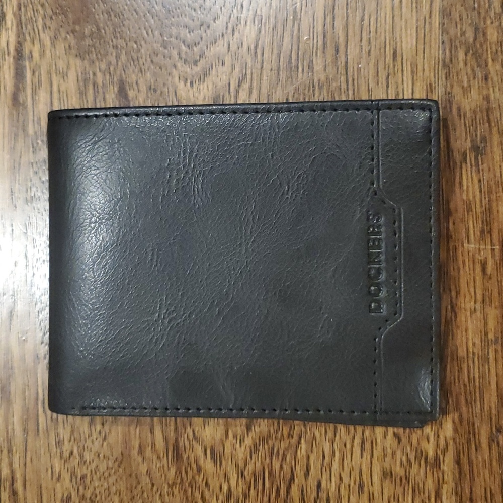 Mens Dockers black bifold wallet